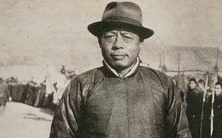 1944年，八路军干部陈克被伪军抓住。

铁链勒进手腕的痛感还没褪去，他已经被推