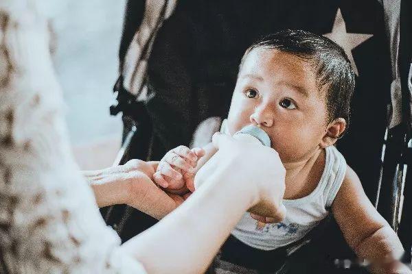 #第32个世界母乳喂养周##女性健康必修课# 日常生活中不少妈妈经常提到一些母乳