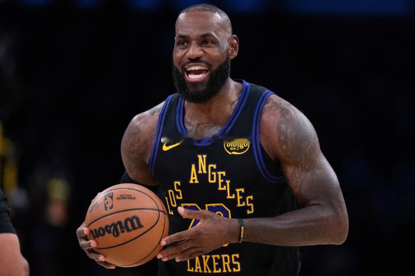 NBA常规赛继续进行，湖人客场111-103战胜鹈鹕，取得三连胜。本场比赛，詹姆