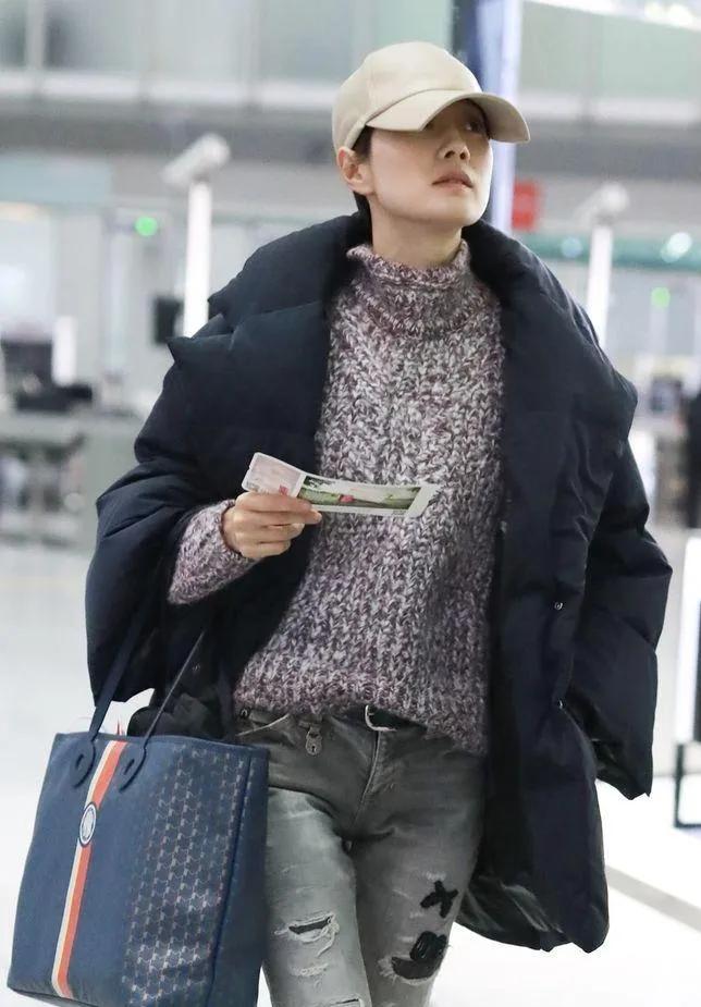 马伊琍的机场穿搭，简约又有范儿✨
 
马伊琍的这身机场私服，完美平衡了舒适与时髦