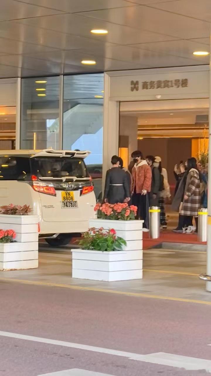 任嘉伦已到深圳 
