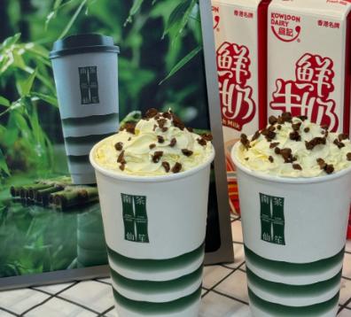 “秋天的第一杯奶茶？不过是被资本收割的智商税罢了。”

社交平台上，这样的声音每