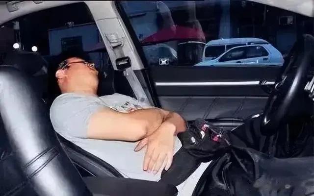 交警败诉
河北省石家庄市的一名男子，喝了点酒，上了自己的车，打开音乐，锁上车门，