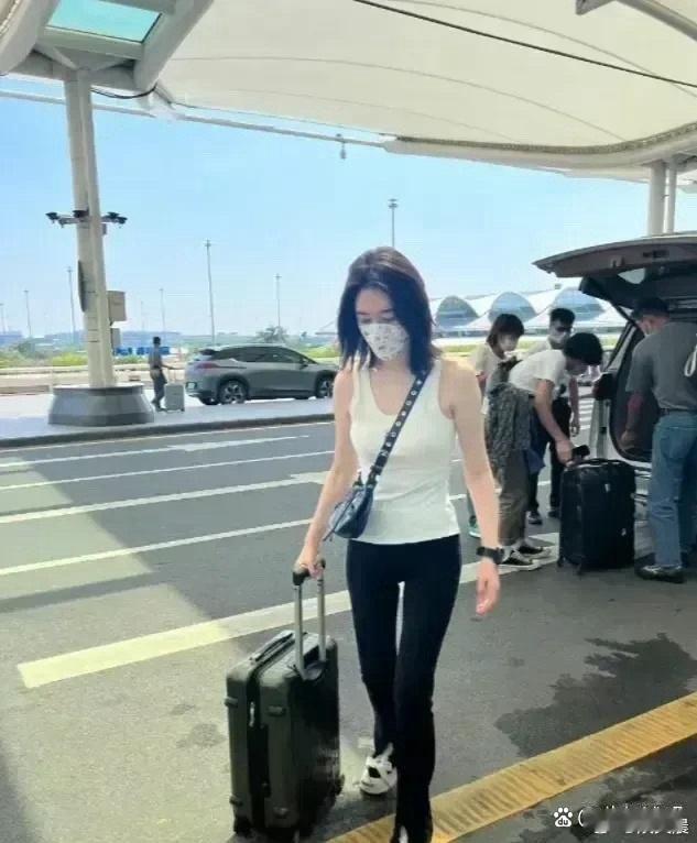 快五十岁的李小冉，身材管理也太绝了！线条紧致状态超棒，完全看不出年龄～ 