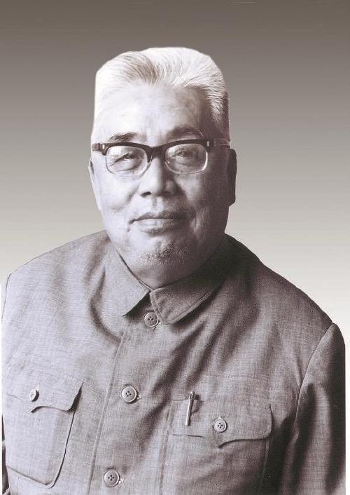 他曾担任黑龙江副省长，1967年下放劳动，复出后担任省委书记。这个人物是谁？