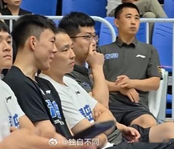 浙江球员王奕博能否顶薪加盟青岛男篮近期引发热议，此事再次牵出了双重注册身份的运动