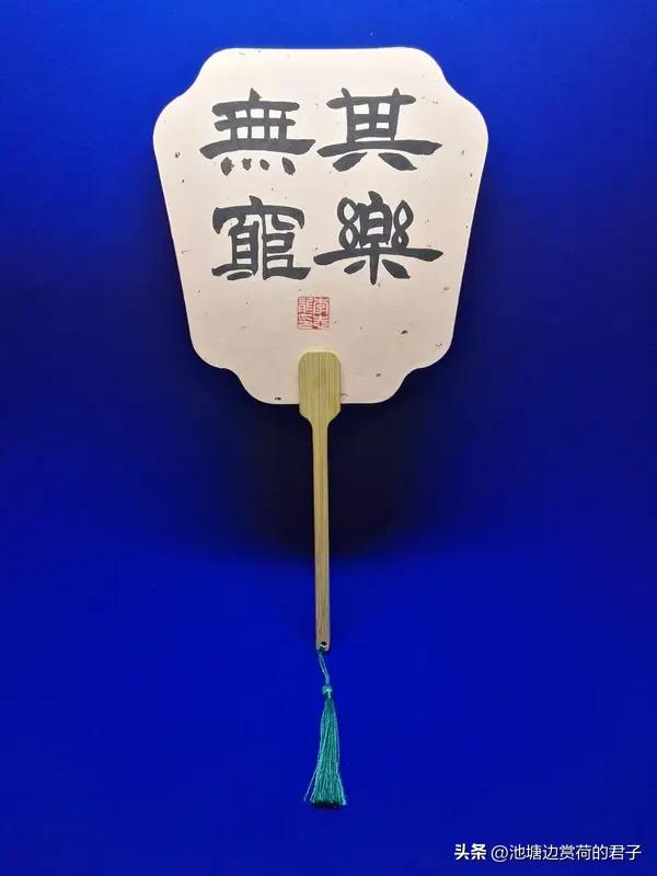 上联“纶巾羽扇谋天下”，很容易让人想到诸葛亮和周瑜这两位智谋超群的人物。诸葛亮有