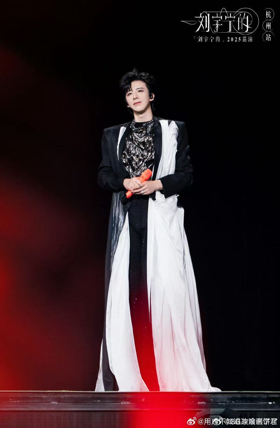 刘宇宁直播回应吃纸花“当然不好吃啦！也没吃啦！”面对演唱会旧梗，刘宇宁直播里这波