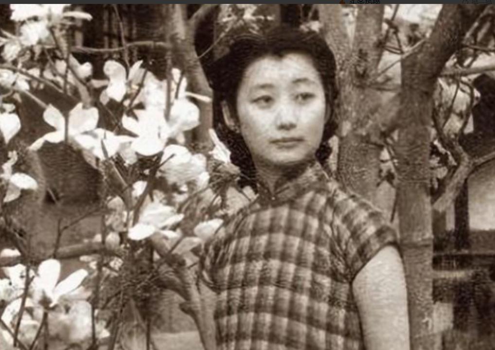 1926年，北京饭店，22岁的唐怡莹趁丈夫不在，与25岁的张学良偷偷约会。几天后