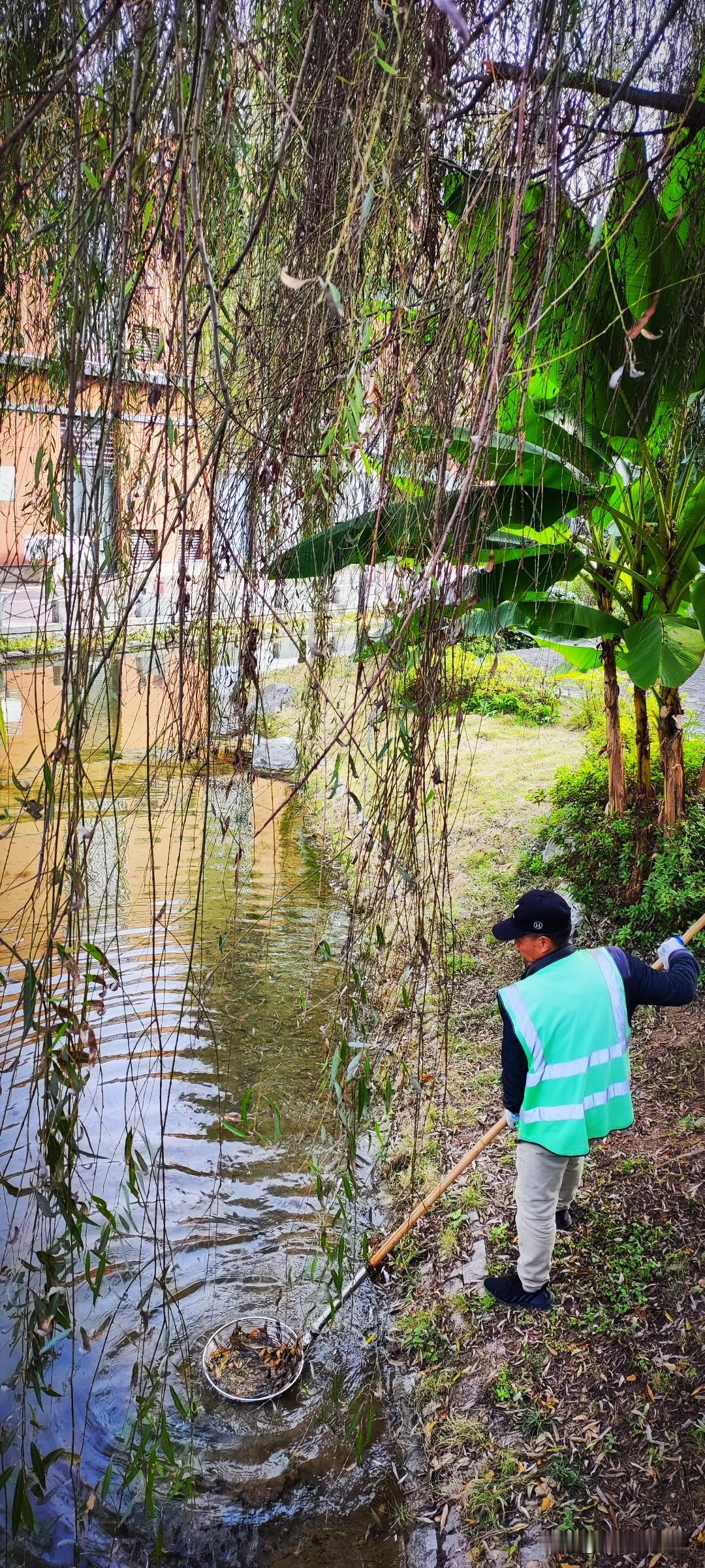 冬日生活随拍天汉生态文化公园里很适合散步，小桥流水的美观是少不了环卫工人的劳动。