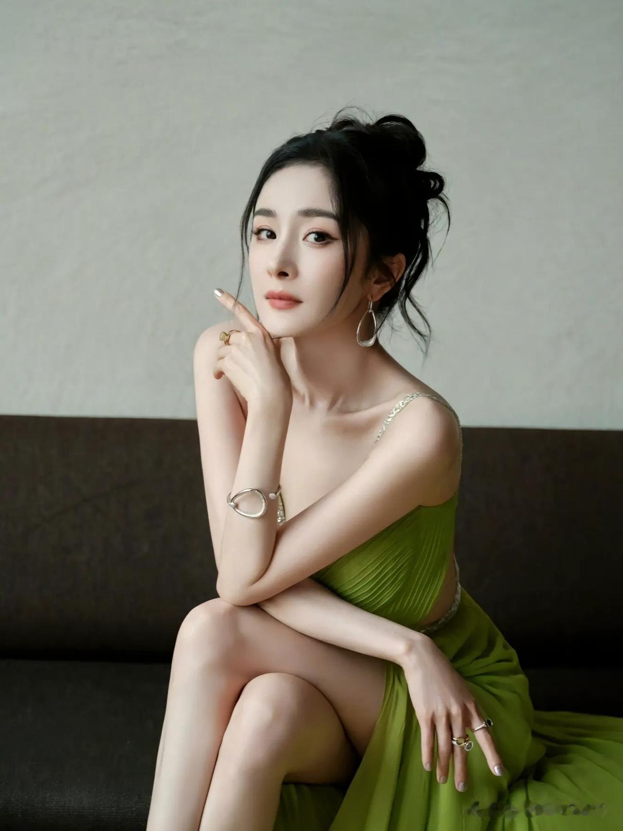 眼波流转皆是戏，幂影翩跹自成光。蝶影红妆照 湖影如镜