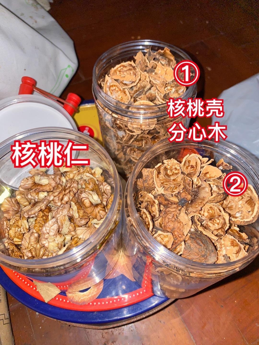 #分心木加核桃壳煮鸡蛋#下午剥核桃壳，剥了两盒核桃壳，才剥出来大半盒核桃仁（如图