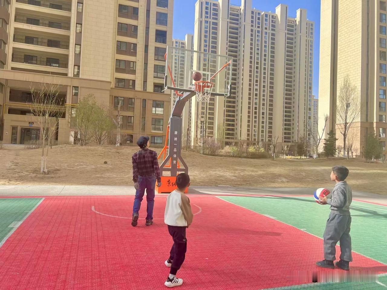 4月9日这天，我的运动强度大，上午9时许，在兰州新区绿地5期小区，一个人打篮球5