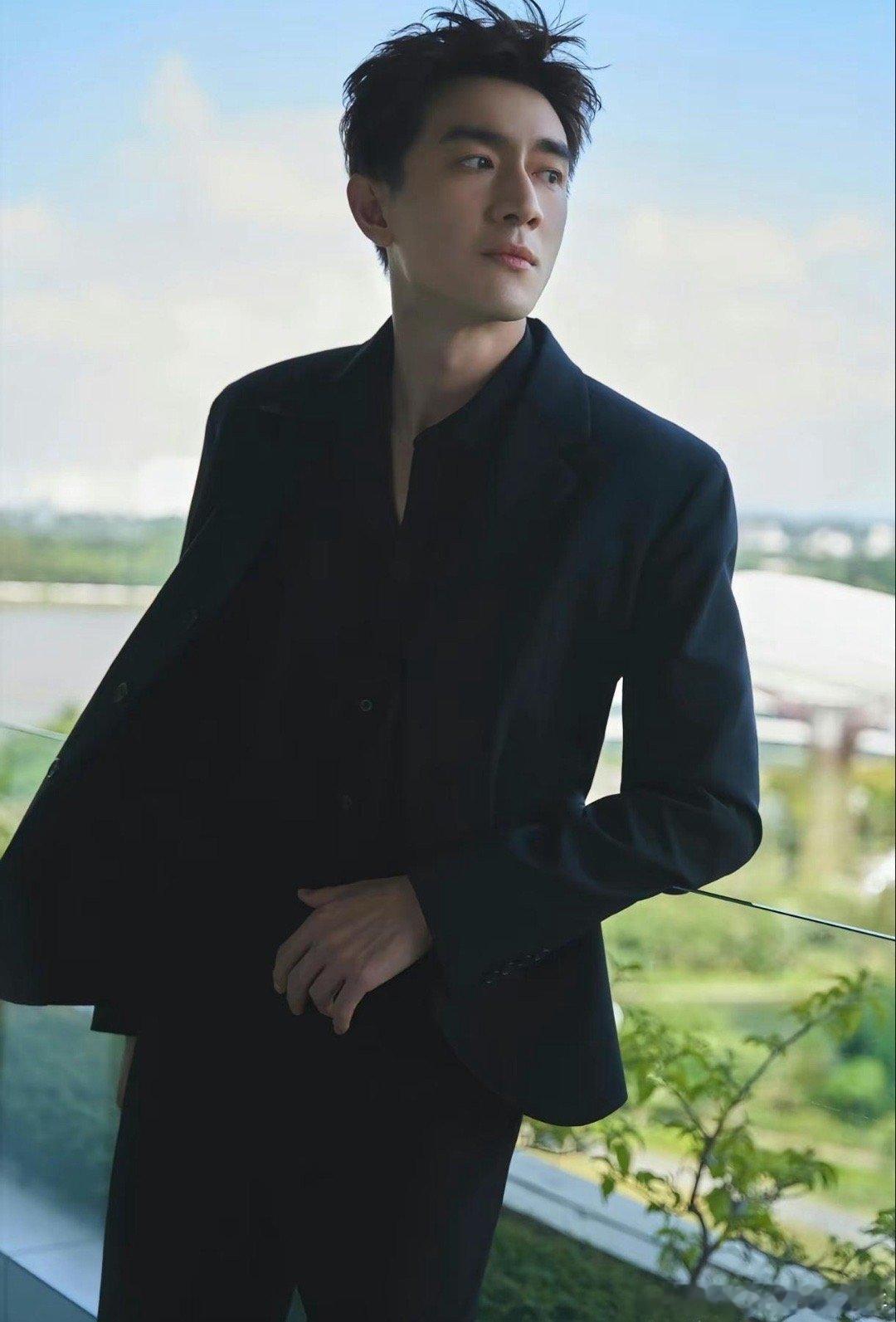 现在终于知道他为什么事九亿少女的神了#林更新[超话]# ​​​