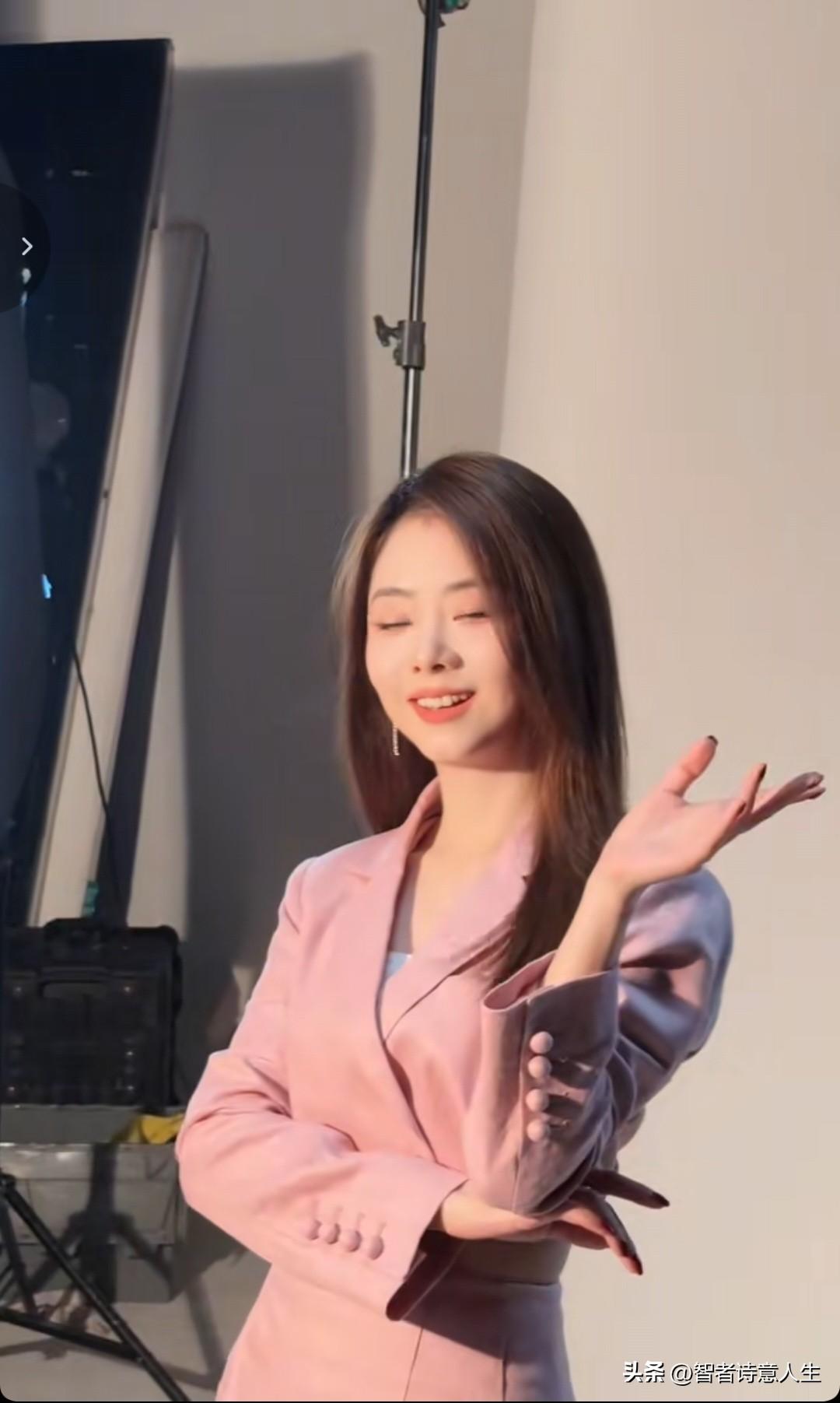 谭松韵穿粉色套装摆姿势拍照，好看极了，比星光还美。谭松韵演技实力 明星 [送自己