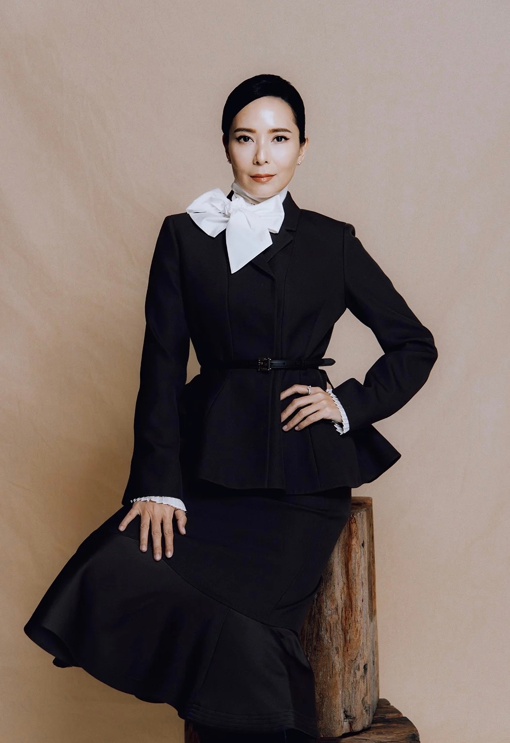 郭羡妮登上《明周》封面 