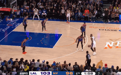 詹姆斯关键中距离，帮助湖人105-96领先尼克斯，完成制胜一击！
北京时间2月4