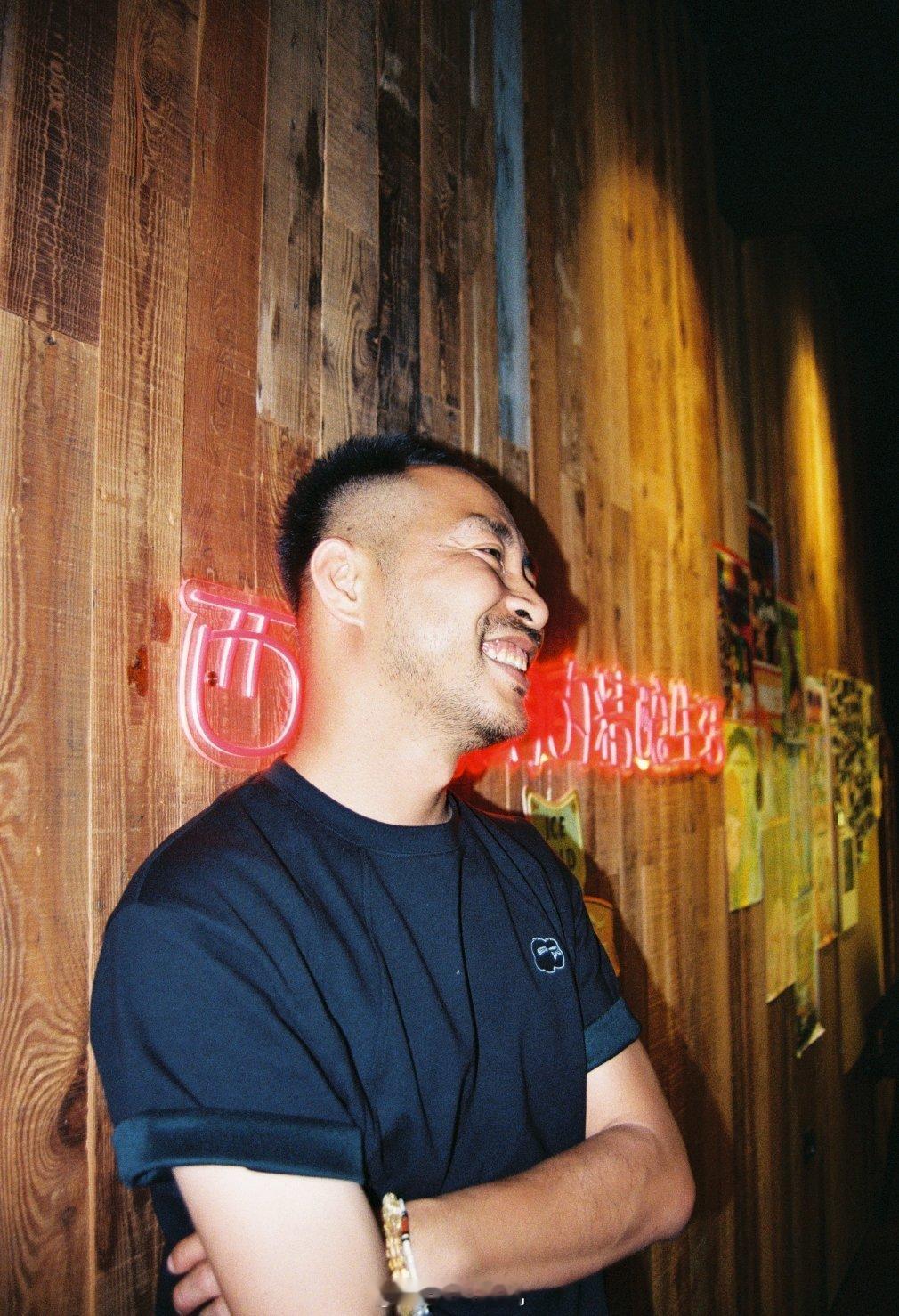 在版纳的酒吧，一切都是缘分同一张吧台三桌客互相不认识！结果被搭讪都是北京有故事的