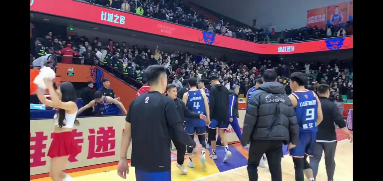 20分大胜广州，高诗岩很落寞，这是什么原因？
本场比赛高诗岩出场27分钟，得到了