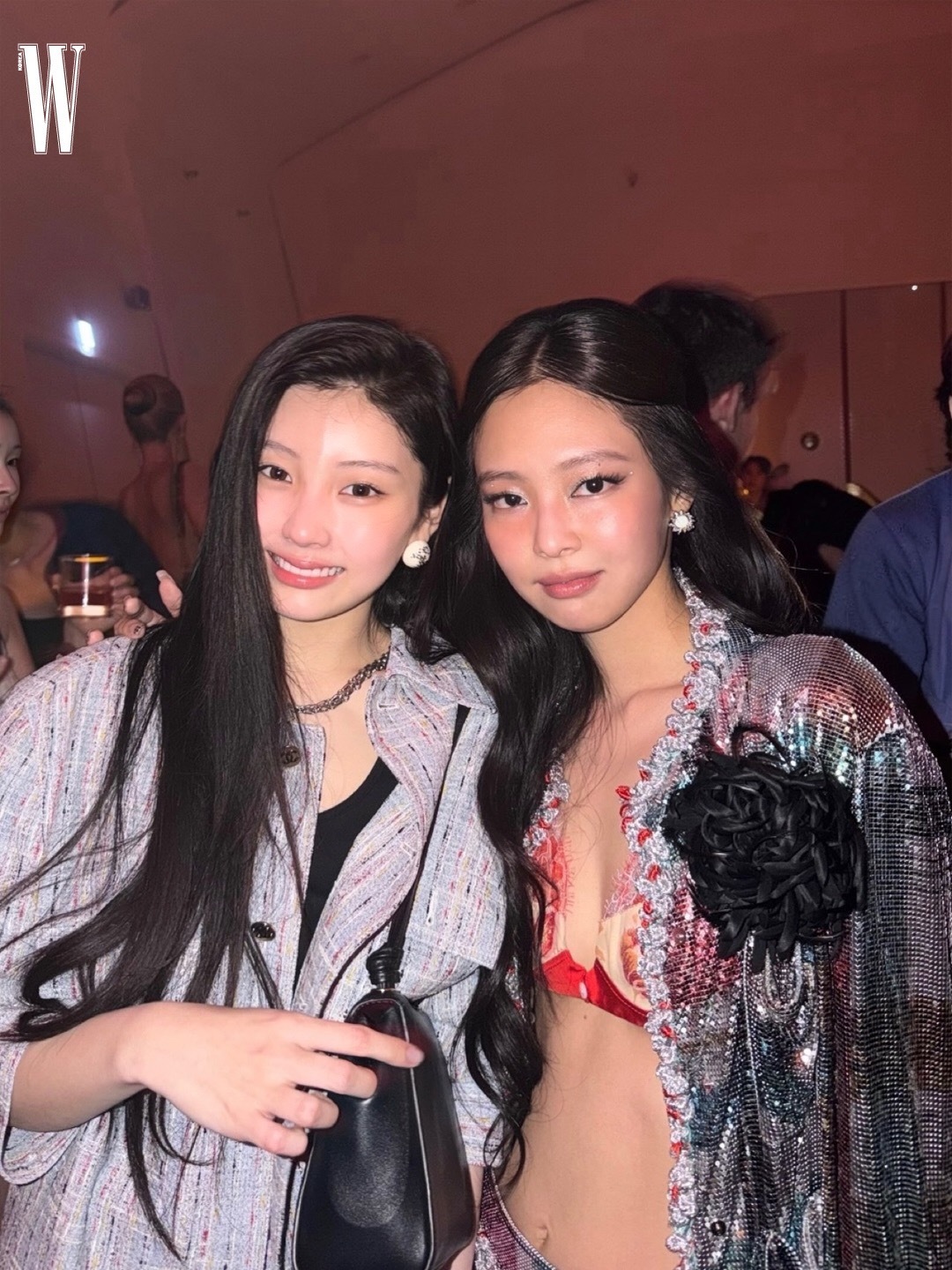 WONHEE x JENNIE Jennie长卷发深V造型