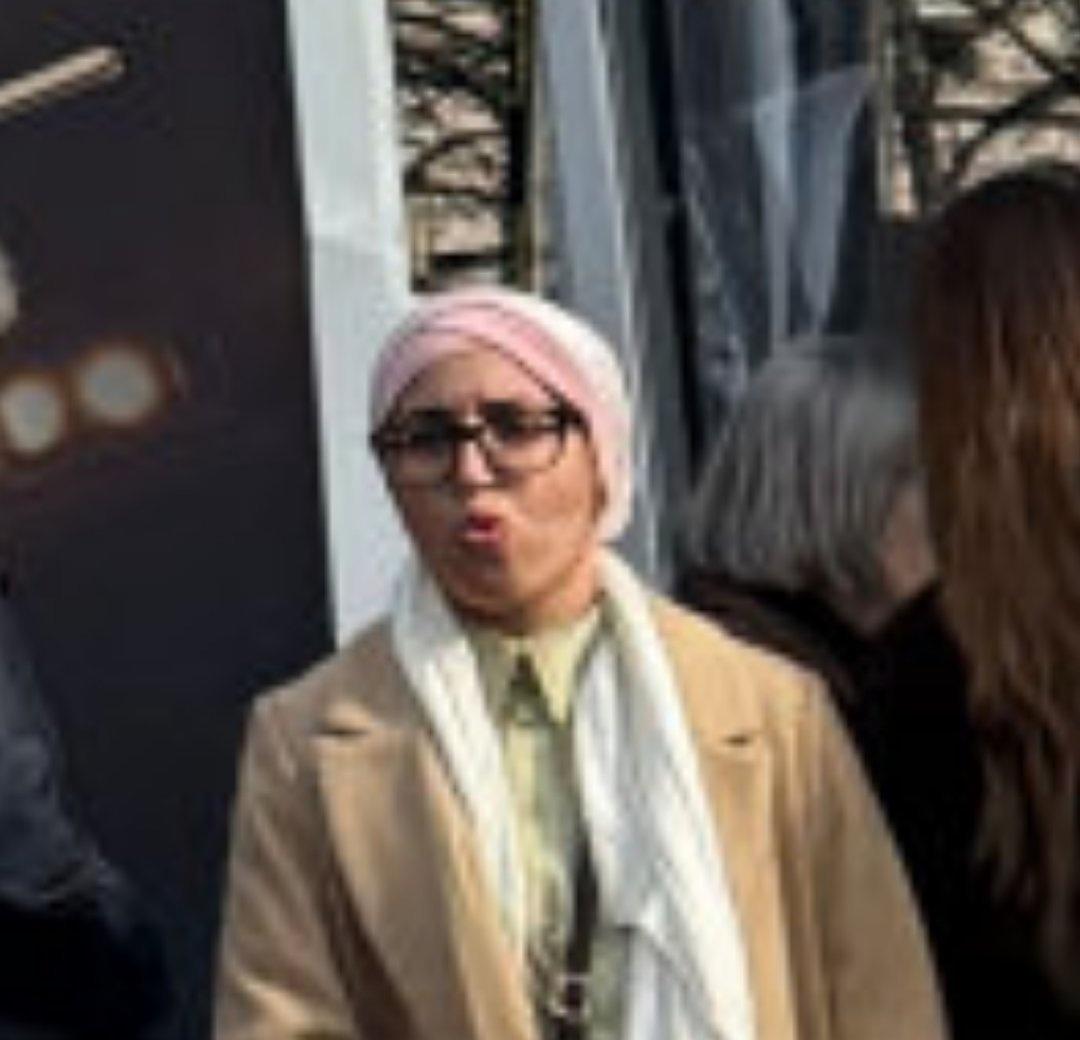 感觉外国友人看见虞书欣一些奇奇怪怪的行为都是
不理解 但尊重 感觉好有意思哈哈哈