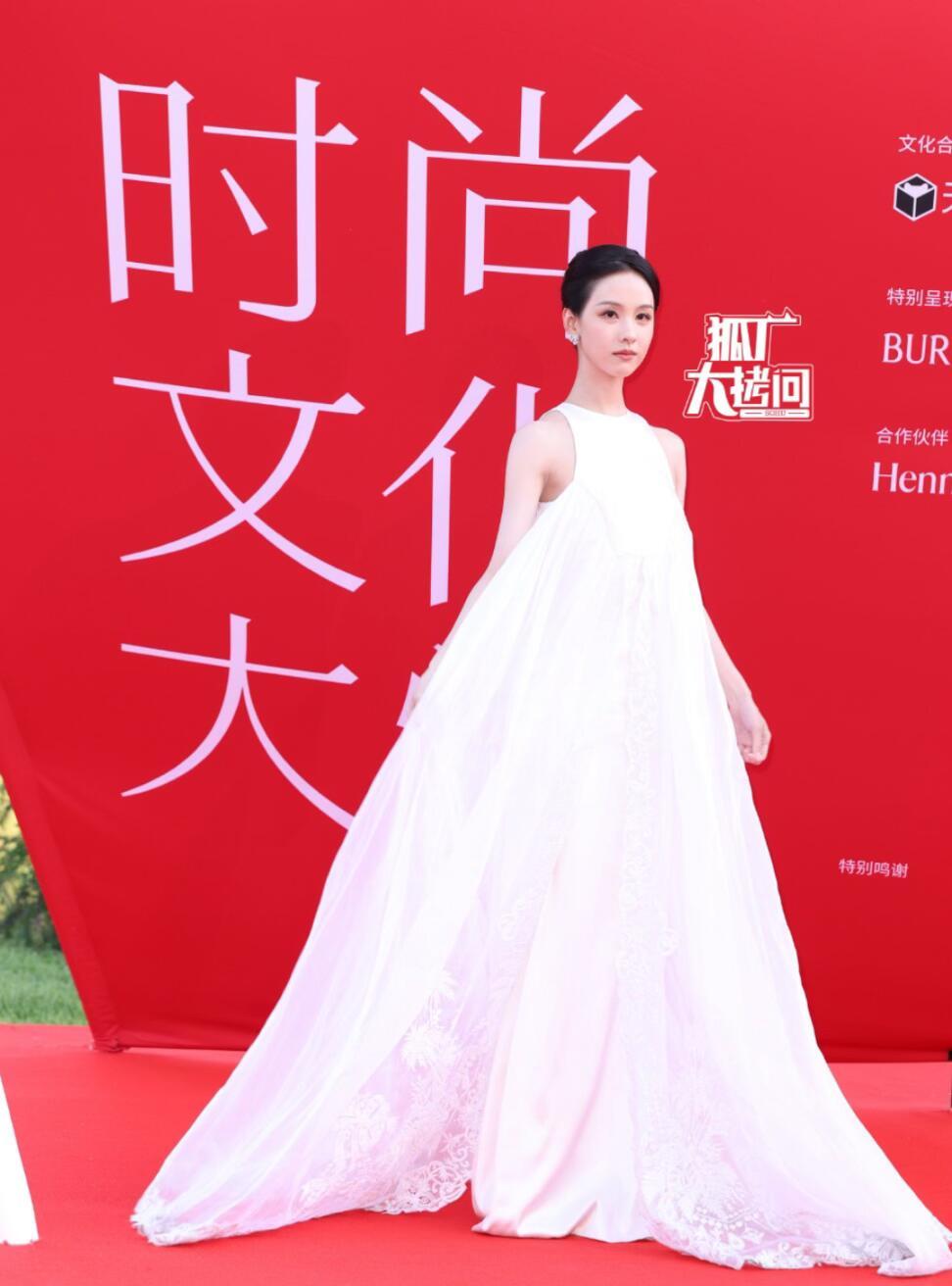 被今晚的陈都灵美到陈都灵身穿白裙亮相栩栩华生时尚文化大赏红毯，这条白裙以及妆造都