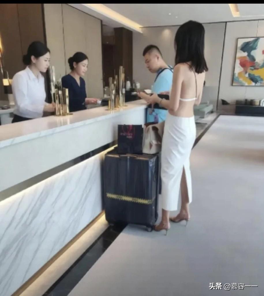 "辣眼睛[尬笑]"！这是发生在酒店的一件事。两人拉着行李箱，应该是来此旅游，顺便