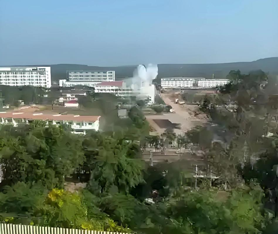 我反对战争，但是我支持泰国，电诈园区就要狠狠轰炸。
柬埔寨地方不大，据说有20万