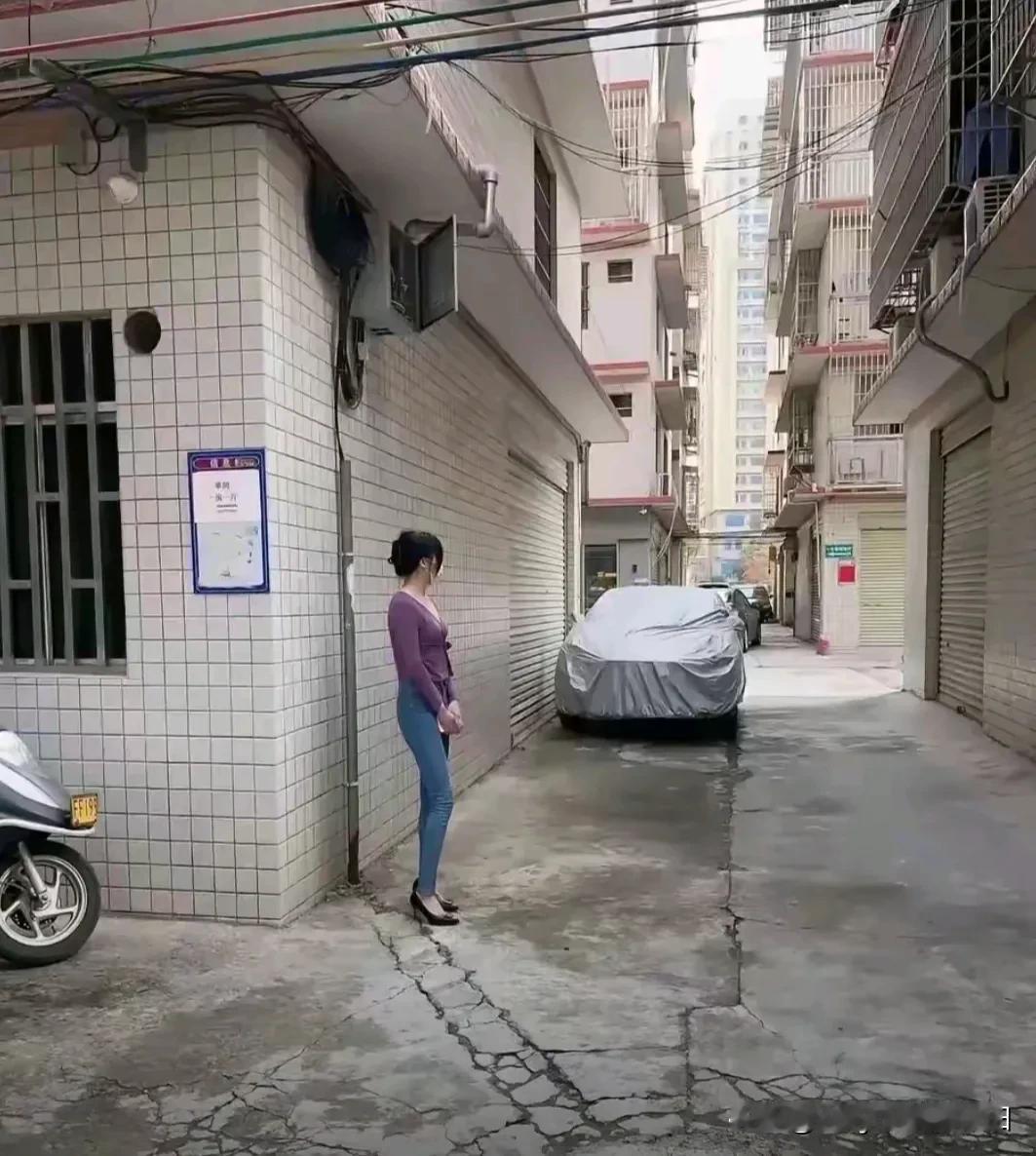 看到她我就禁不住想起了南桥风云美容美发的阿凤。相处了短短两个多月，我花的钱不多，