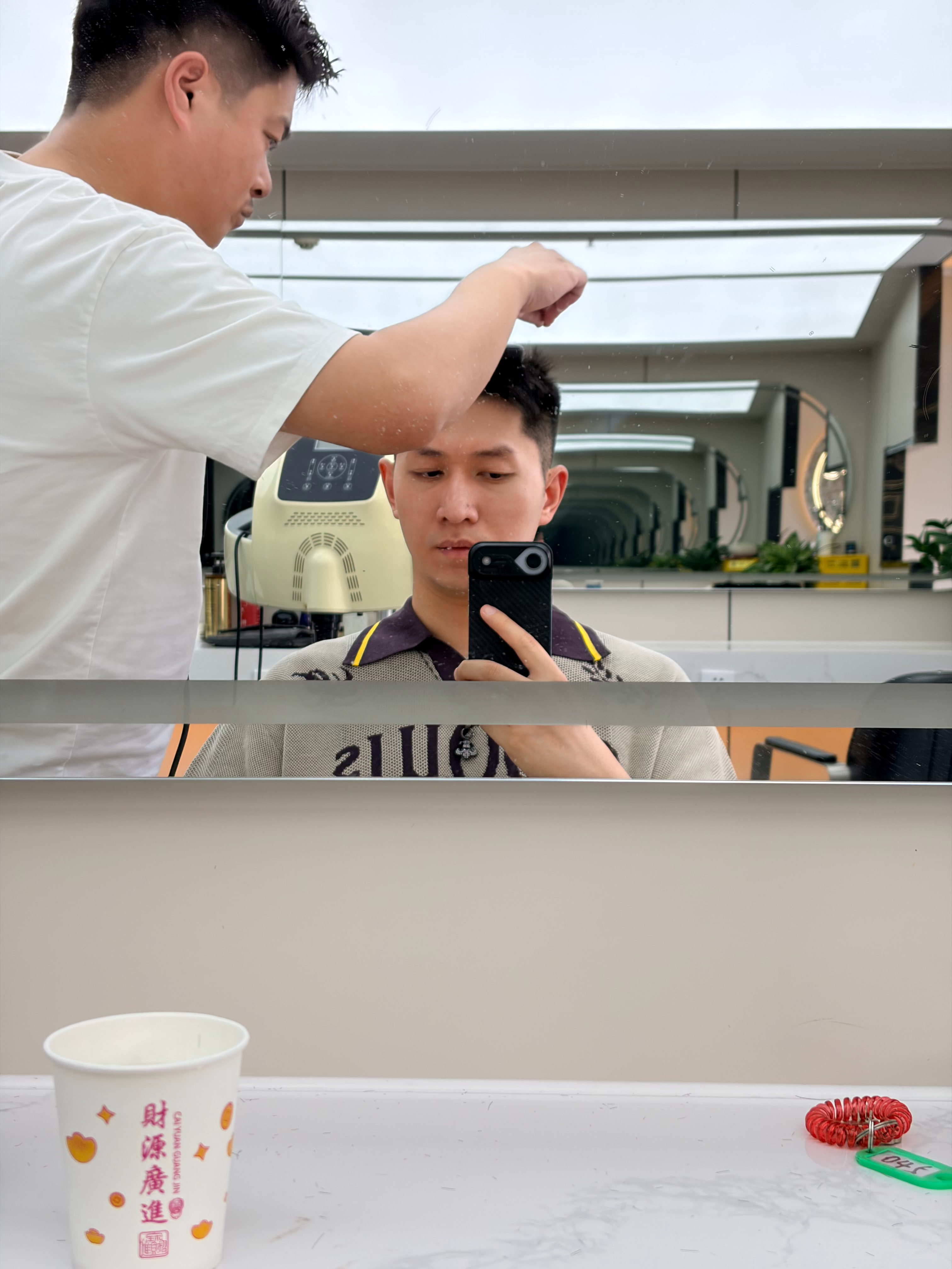 已经习惯了在随机理发师手上剪头发每次都是抽盲盒，万一剪毁了大不了15天后又是一条