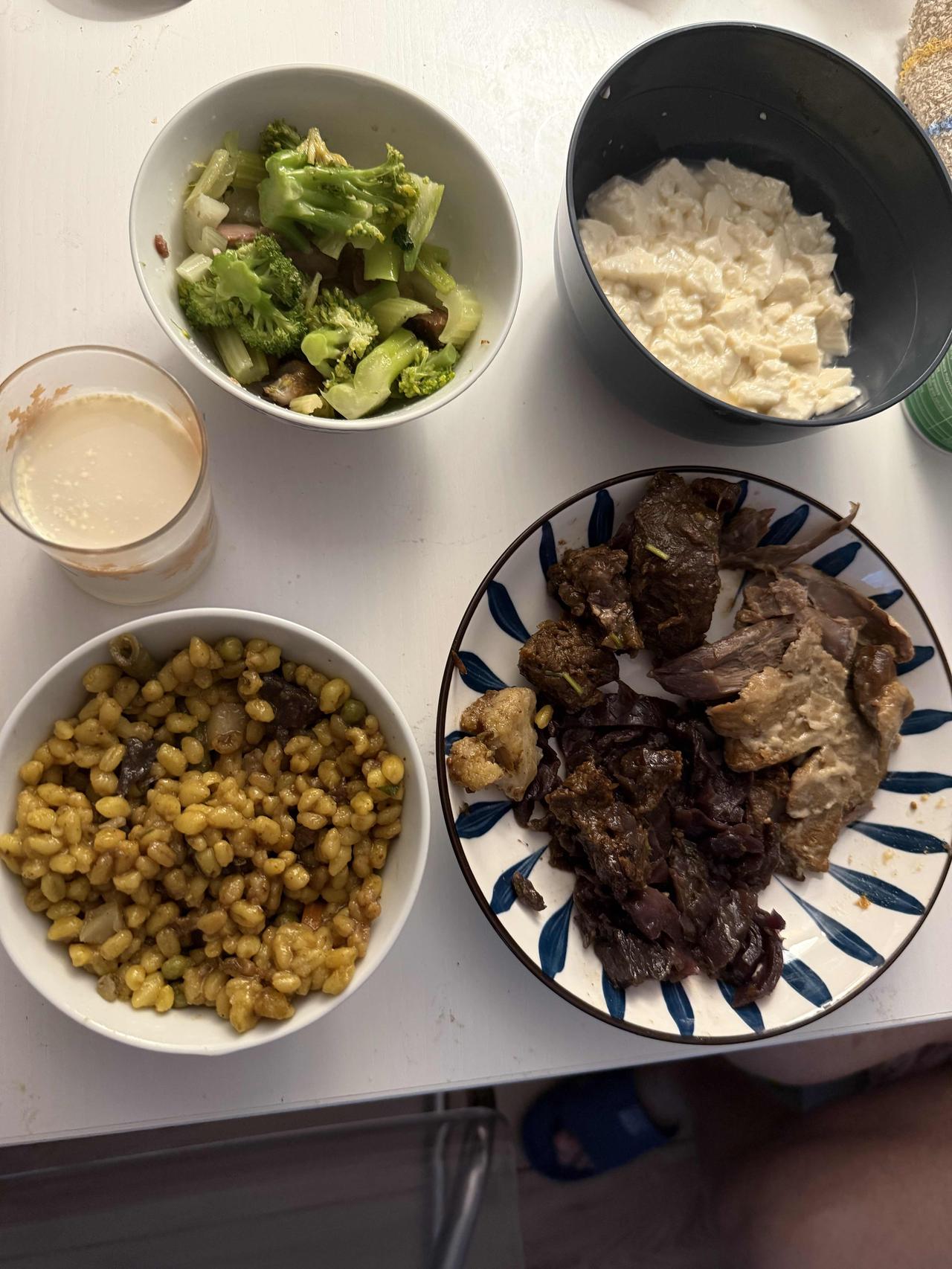 下班时给我们买了一些菜饮料还有一盒饭菜。主食是芡实还是大麦仁不得而知，菜够实惠一