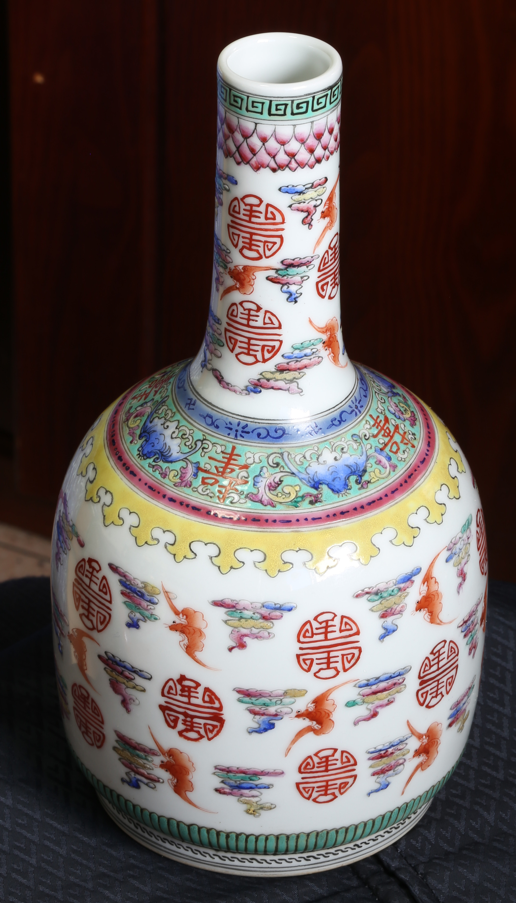 清晚期粉彩福寿纹摇铃尊 一件尺寸：高23.5厘米。品相：全品。这是清晚期民国仿的