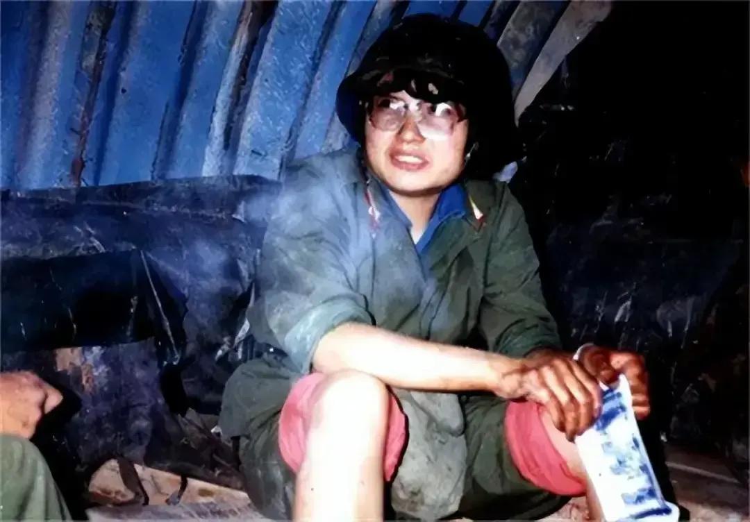 1986年，女医护刘亚玲利用探亲假，跑到老山前线救治伤员，医院要求她回去，她却说