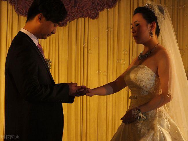 订婚后同住4天，女子宁退13万彩礼也要走，男方却又要10万。

男方认为，婚事已