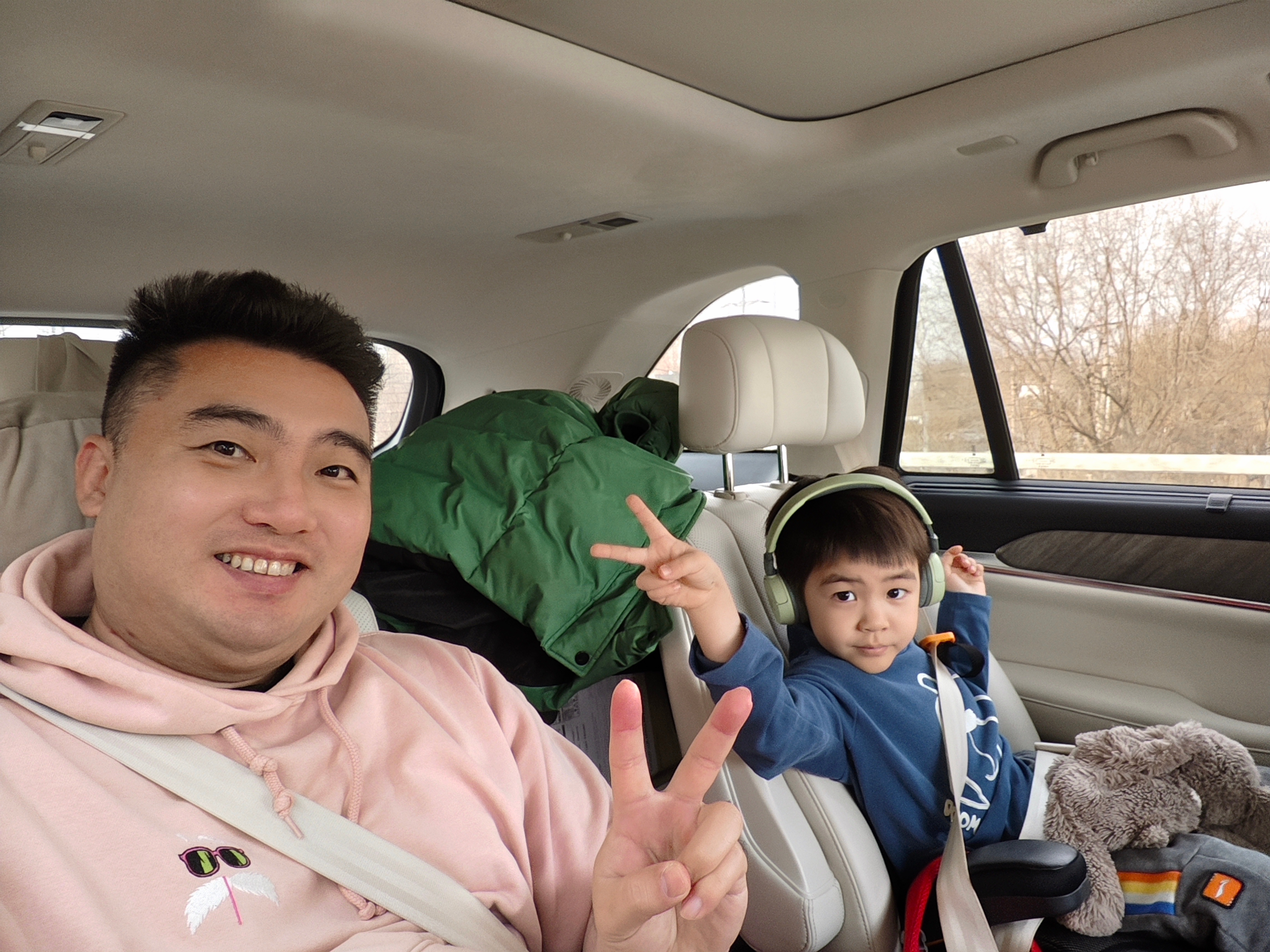出发去机场，自费带娃飞去海南试驾理想MEGA。这次试驾理想同时邀请了我和但MEG