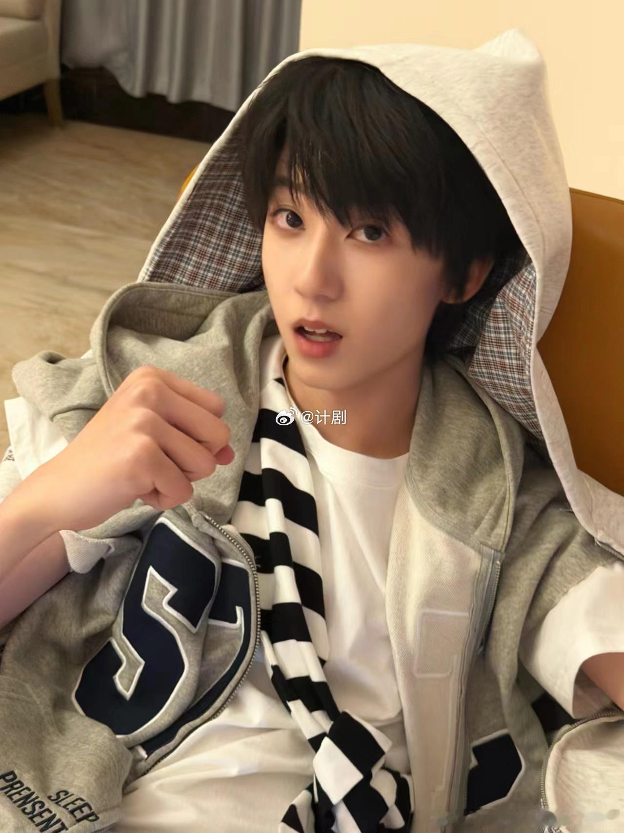 杨博文杀青应援杨博文周扬杀青应援 杨博文值得这样盛大的杀青应援，从篮球少年到演员