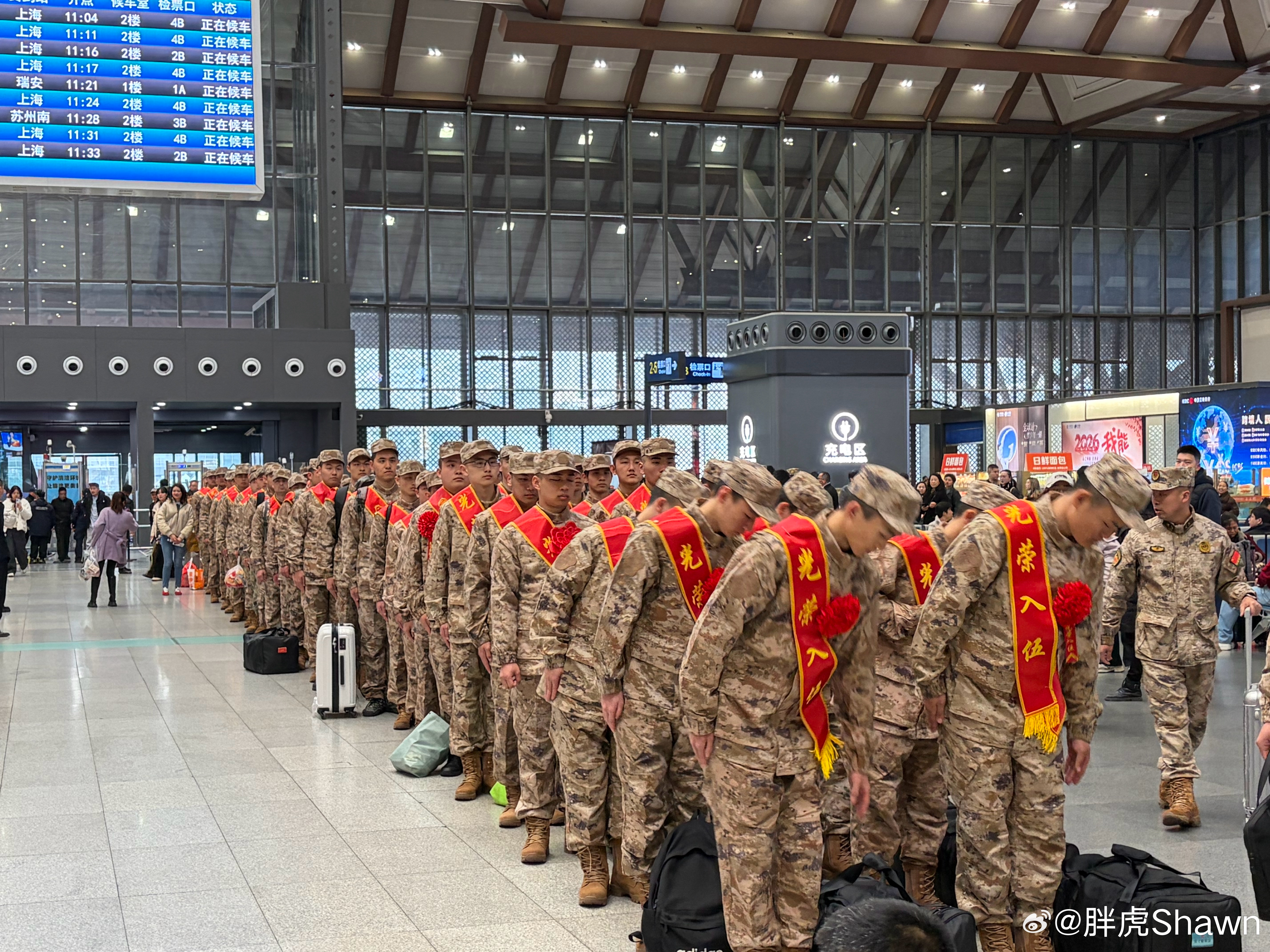 出差路上遇到新兵入伍要说我的遗憾吧，就是虽然在部队里长大，但自己却没当过兵了 