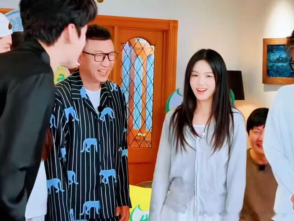 林一拆穿周也游戏名字那一下，周也那个表情从得意到懵圈只用了一秒。林一这人太坏了，