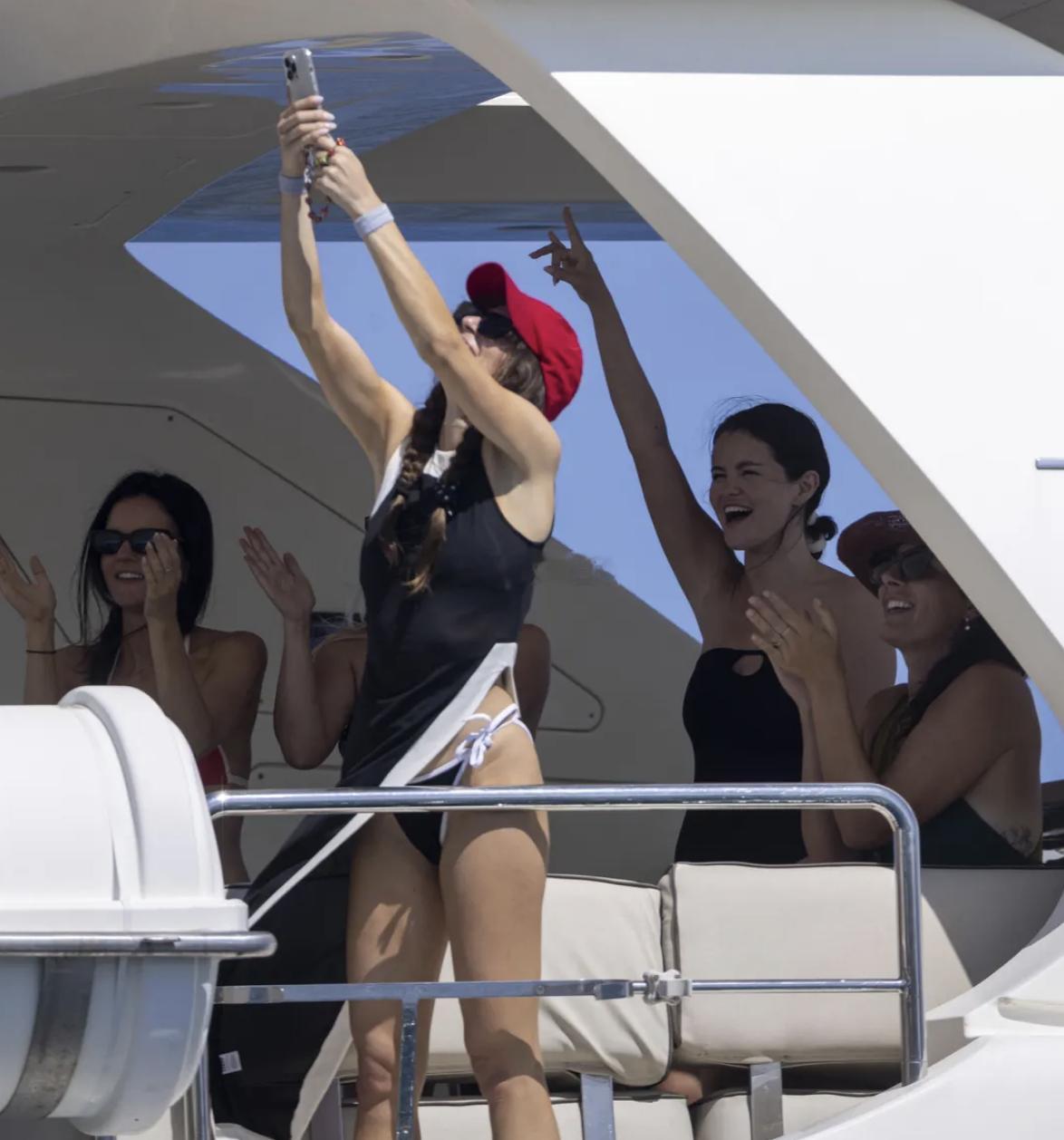 Selena Gomez跟一帮友人们现身墨西哥Cabo San Lucas，有说
