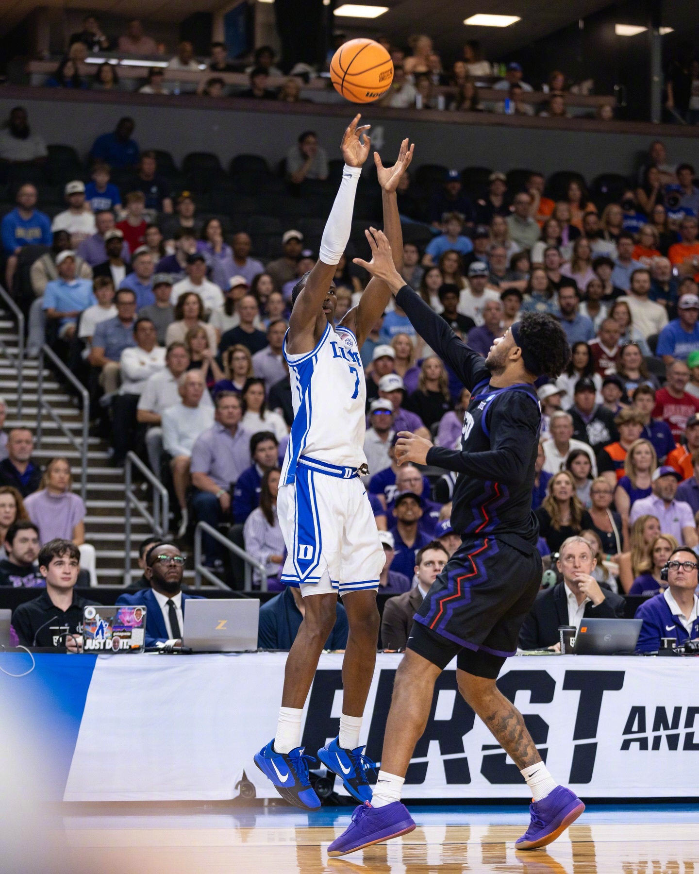 杜克81-58击败了TCU，杜克上半场只领先4分的情况下，下半场净胜了19分拿下