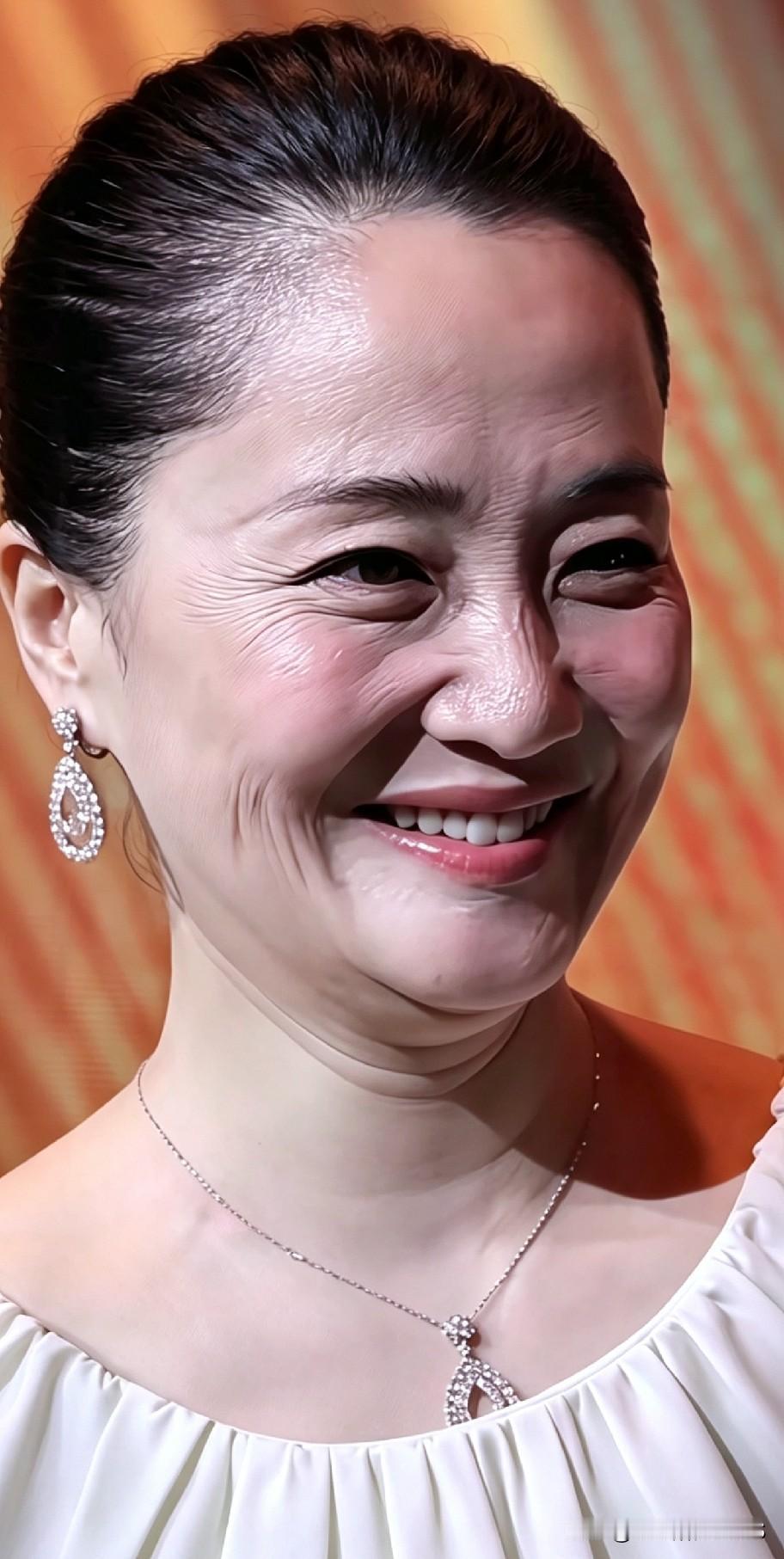 在高清镜头下，郭柯宇脸上的皱纹清晰可见，然而她的笑容却格外真诚而舒展。
17岁时