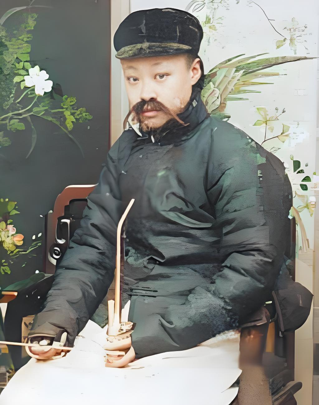 这两张泛黄的老照片可真是个稀罕的历史宝贝，拍的是瓜尔佳·幼兰，溥仪的母亲，女扮男