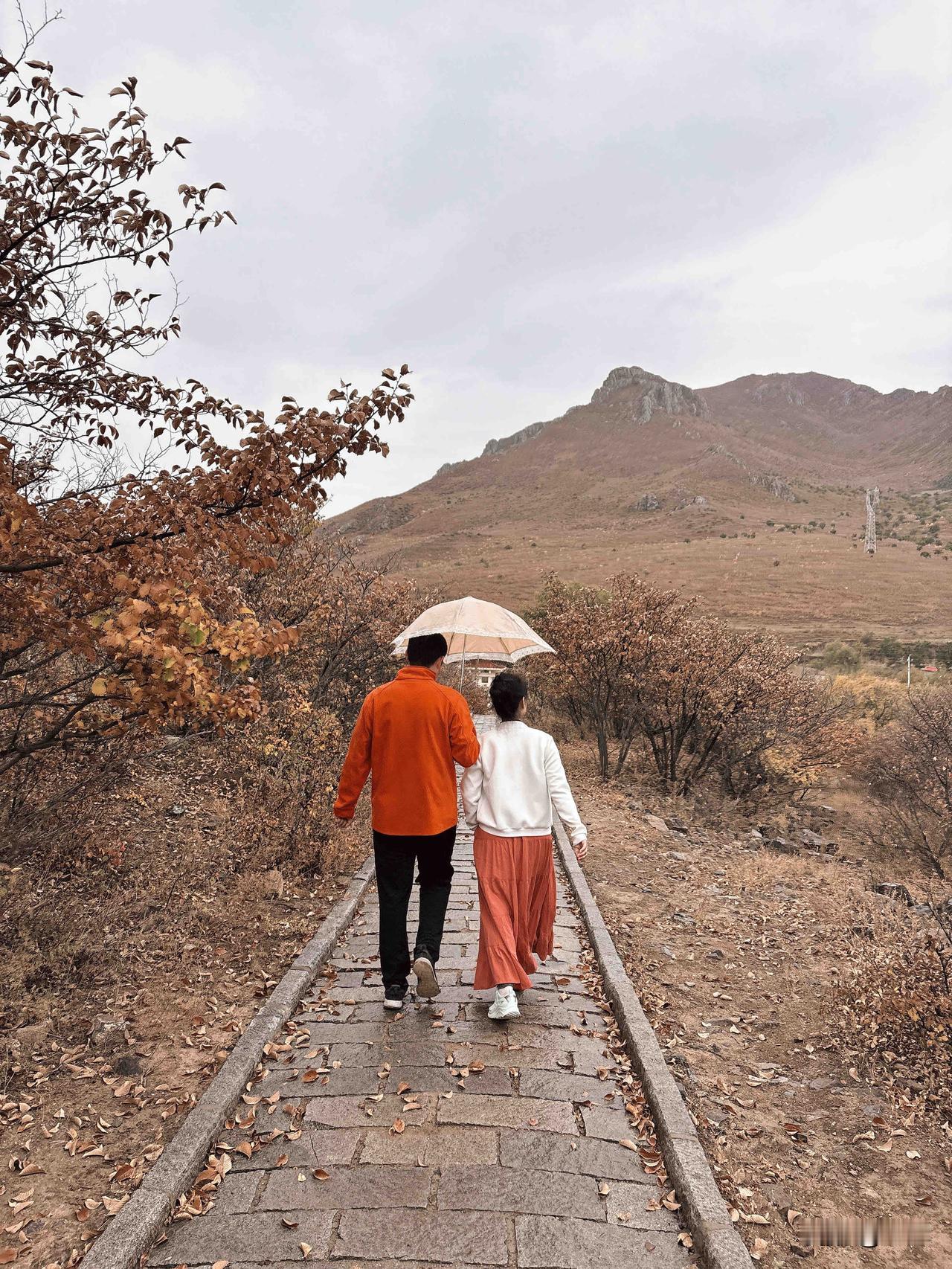 人生就是在不断地离别，重逢，再离别，再重逢中度过的，这是亲人们情感交融的难忘而充