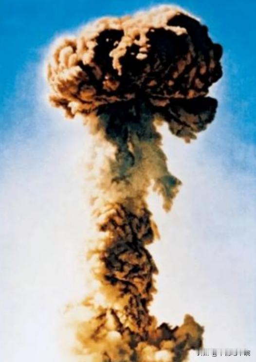 1966年，新华社得到允许，可以公开我国第一颗原子弹爆炸图片，正准备刊登之时接到
