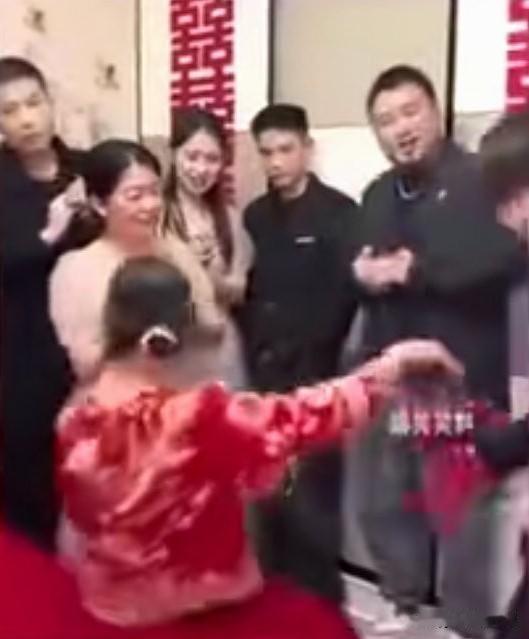 结婚，是人生中最重要的大事，女人出嫁那天，应该是最幸福开心的日子，新郎带着彩礼、