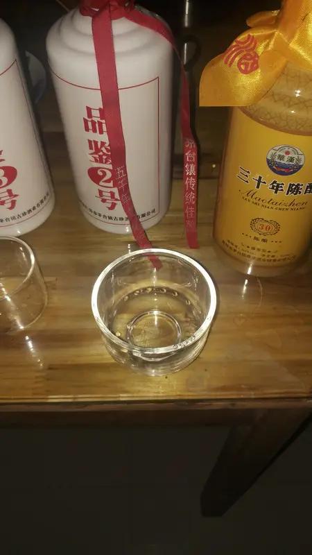 想花小钱喝好酒，还就得是纯粮酒。像绿脖西凤，50 - 60元，凤香型，融合清香与
