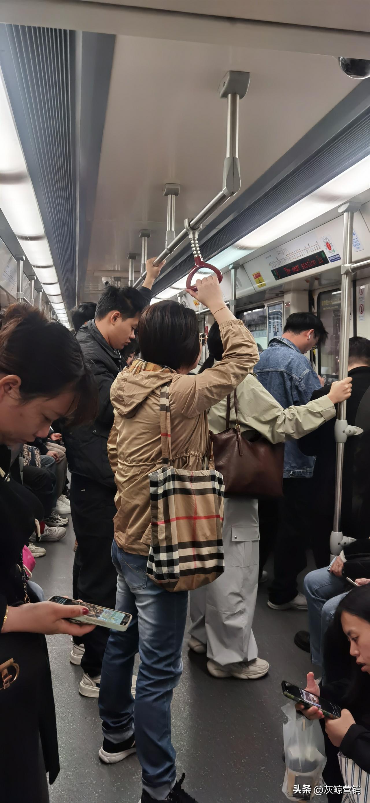 这一群挤地铁上班的人终将被AI取代。
那他们的收入从那里来？
未来他们做什么？