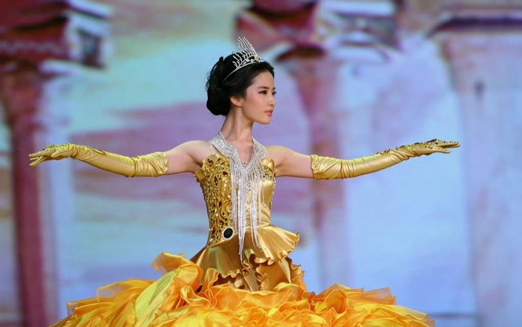 中国第一位金鹰女神是19岁的刘亦菲，组委会标准是：当下最热门的女演员，塑造的角色