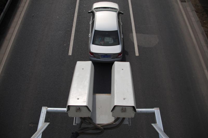 网友称赣州市于都县利村乡到禾丰镇公路电子眼辅助灯过亮，司机视线受阻，严重影响行车