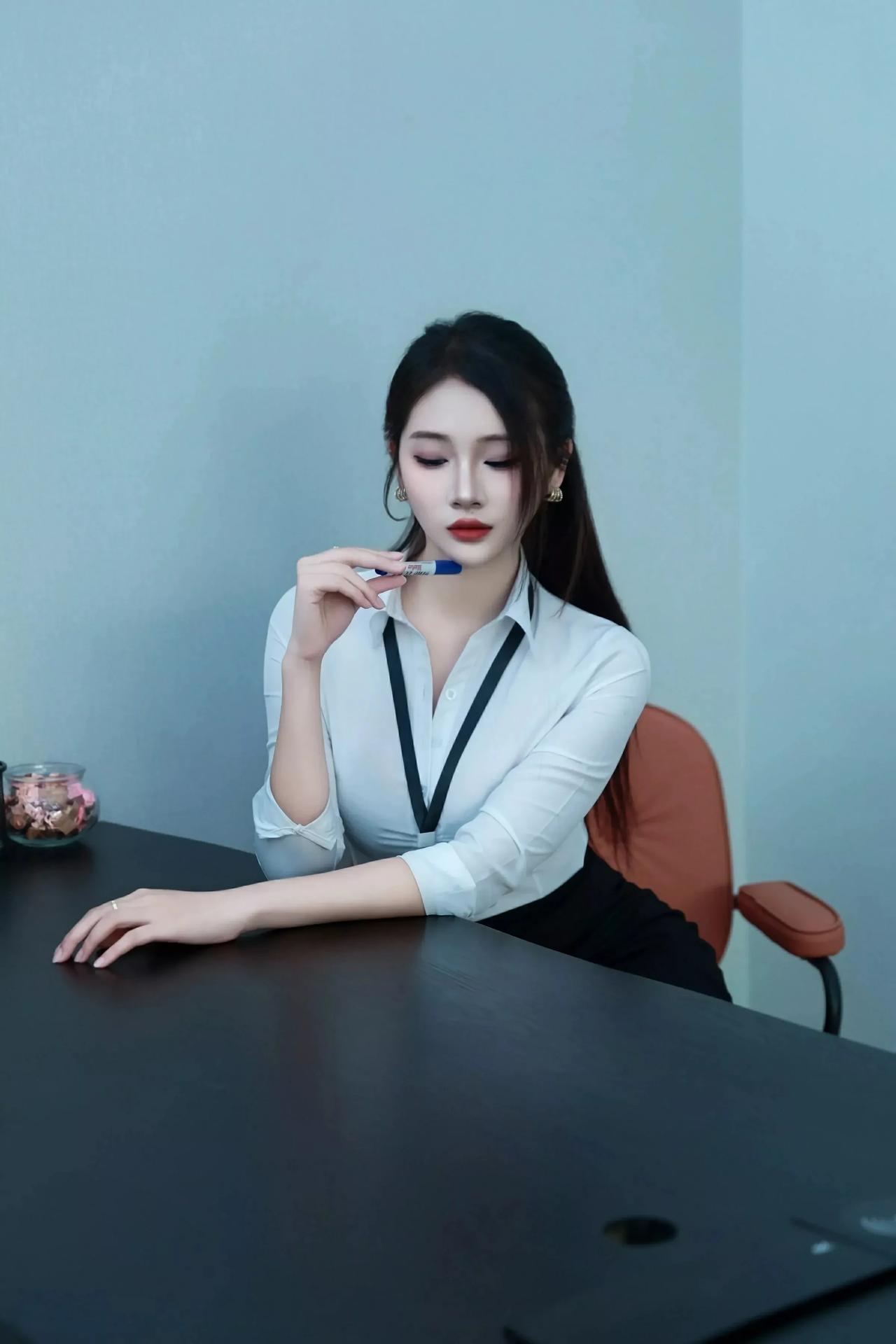 优雅白领，沉思瞬间，蓝调氛围，时尚穿搭御姐